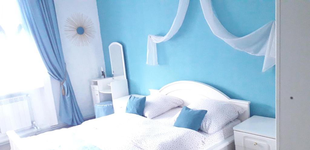 Ratusha Apartments - Three-Bedroom Apartment On Prospekt Shevchenka