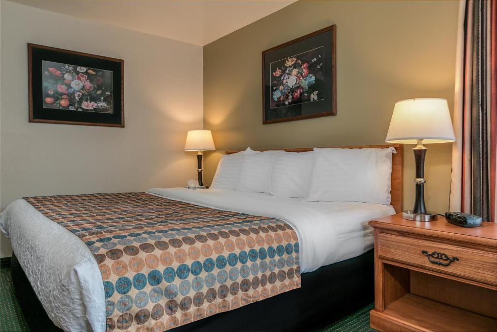 Postel nebo postele na pokoji v ubytování Courtesy Inn Downtown Eugene