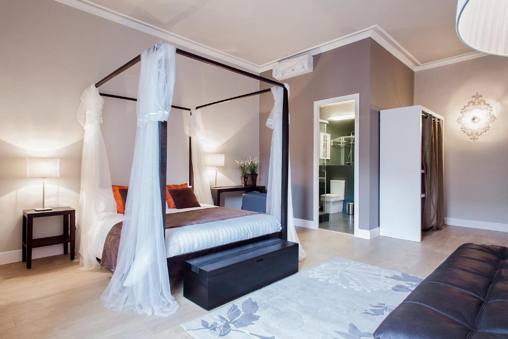 Postel nebo postele na pokoji v ubytování BacHome Gallery B&B