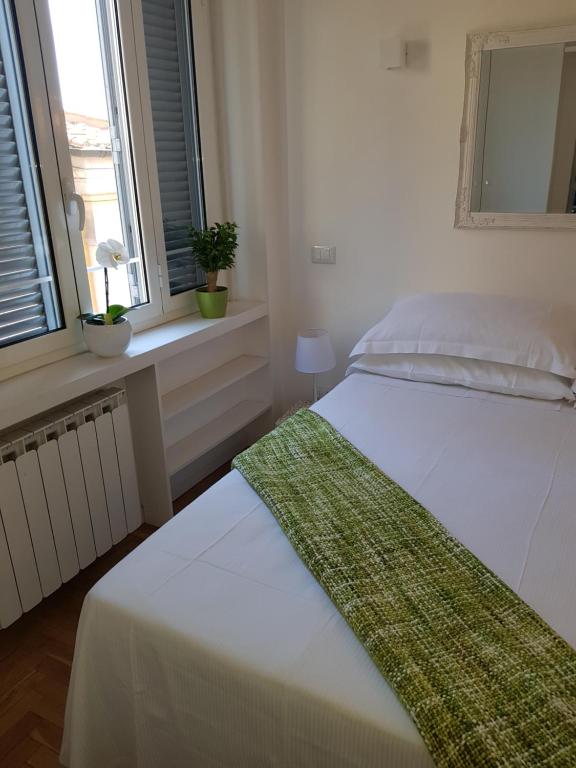 A bed or beds in a room at Erida 2 Apartment Spanish Steps