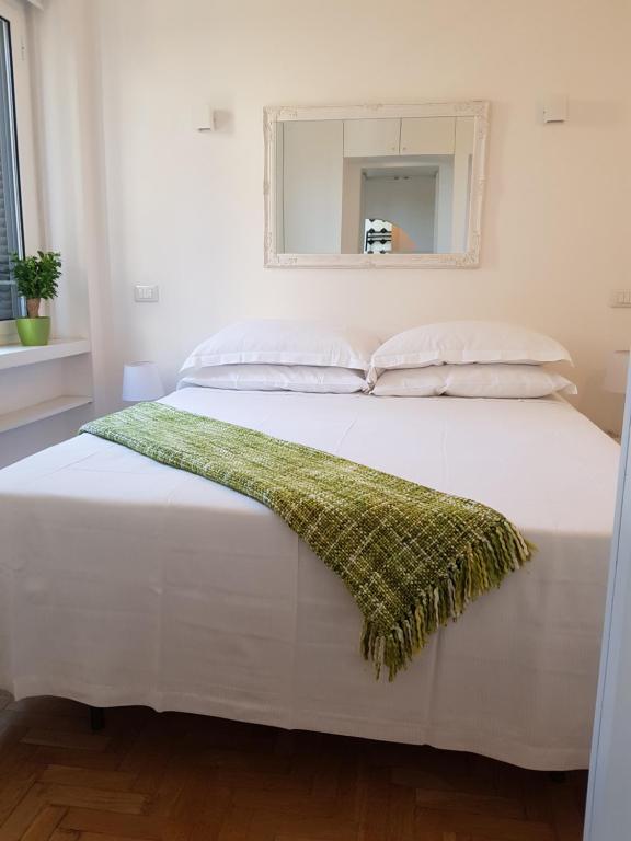 A bed or beds in a room at Erida 2 Apartment Spanish Steps