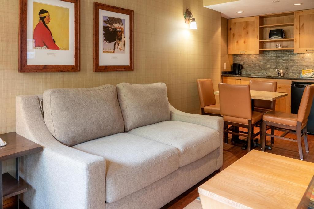 Kuchyň nebo kuchyňský kout v ubytování Fox Hotel and Suites
