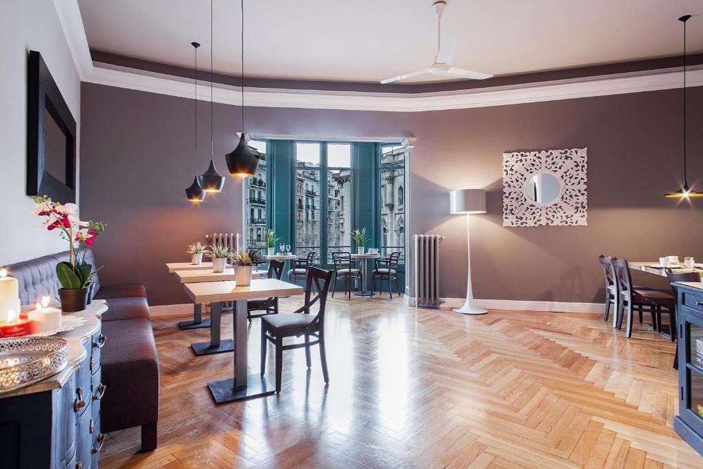 - une salle à manger avec des tables et des chaises dans l'établissement BacHome Gallery B&B, à Barcelone