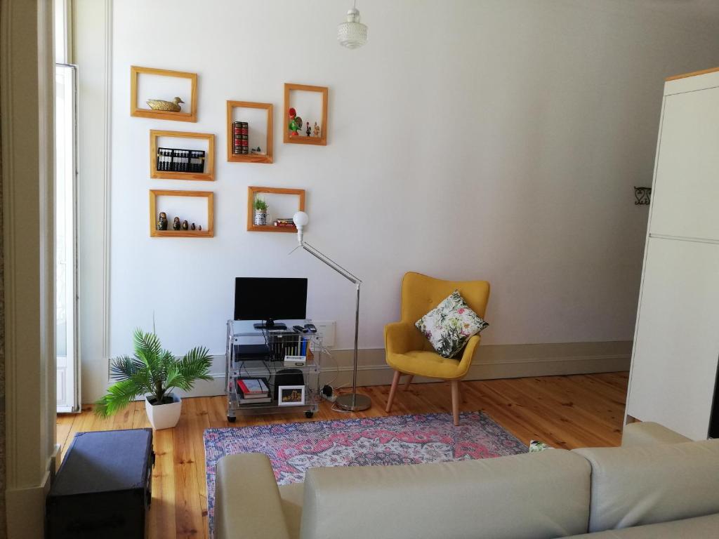 a living room with a couch and a chair at Our Home City Flat in Porto
