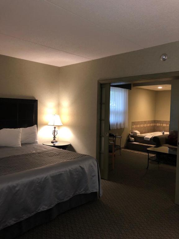 Postel nebo postele na pokoji v ubytování Travelodge by Wyndham Winnipeg East