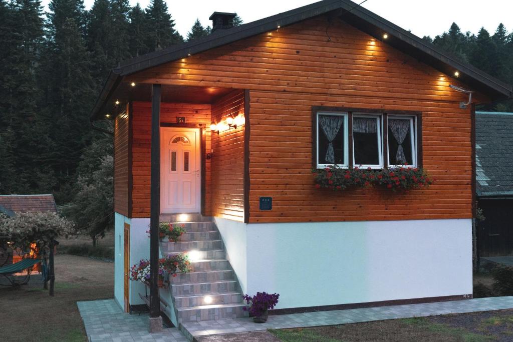 een tiny house met een trap naar de deur bij Kuca za odmor Lujzijana in Skrad