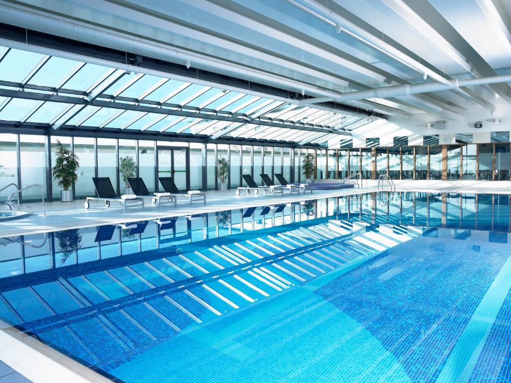 uma vista sobre uma grande piscina em Shearwater Hotel & Spa em Ballinasloe