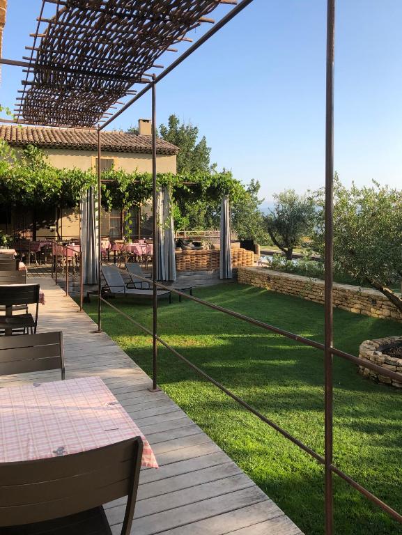 Zahrada ubytování Une Sieste en Luberon