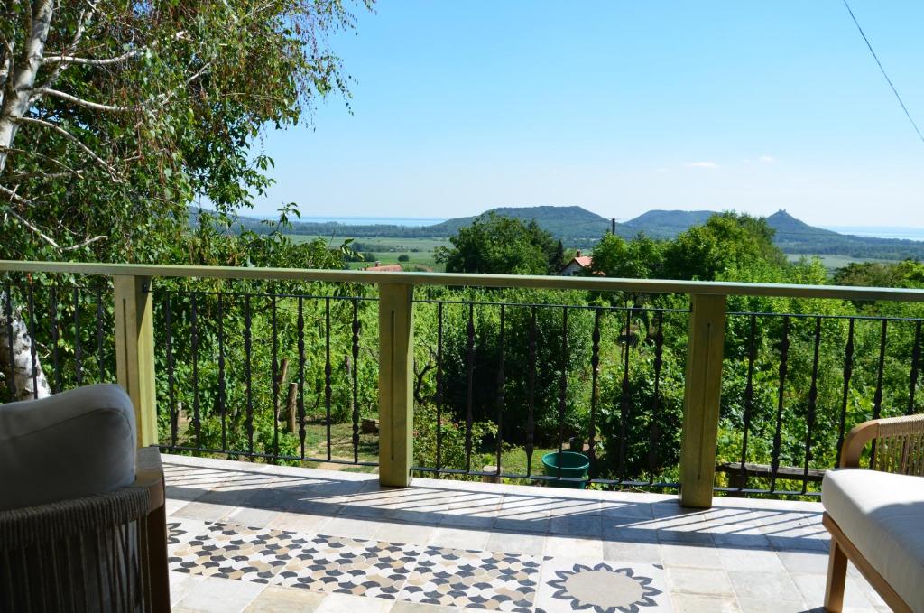 una vista desde el balcón de una casa en Grand Cru 3. Vendégház en Hegymagas