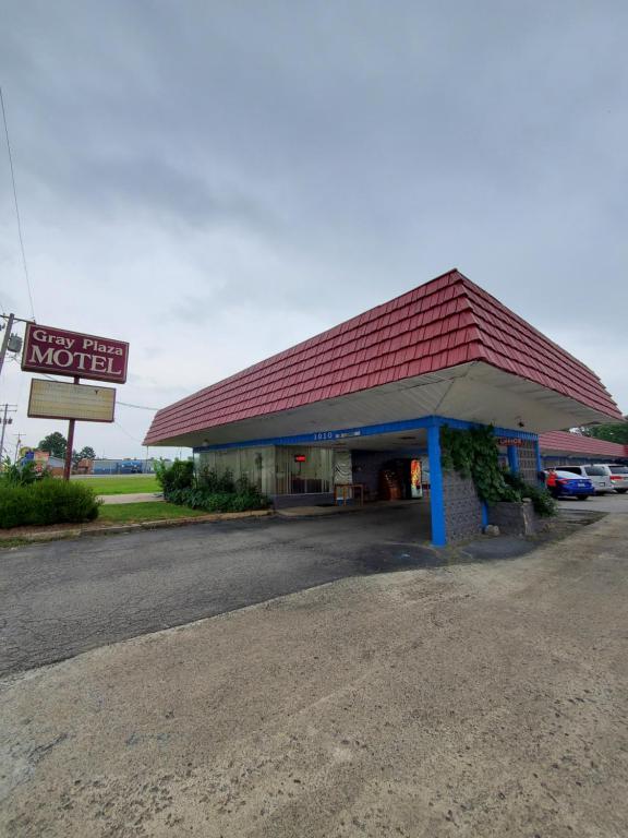 un restaurante de comida rápida con techo rojo en Gray Plaza Motel West Frankfort, en West Frankfort