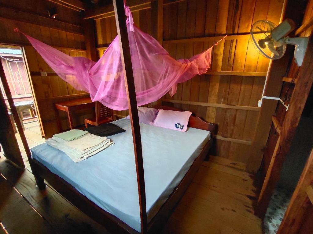 Postel nebo postele na pokoji v ubytování Tree Trails Homestay & Offers Jungle Trekk-Scooter For Rental
