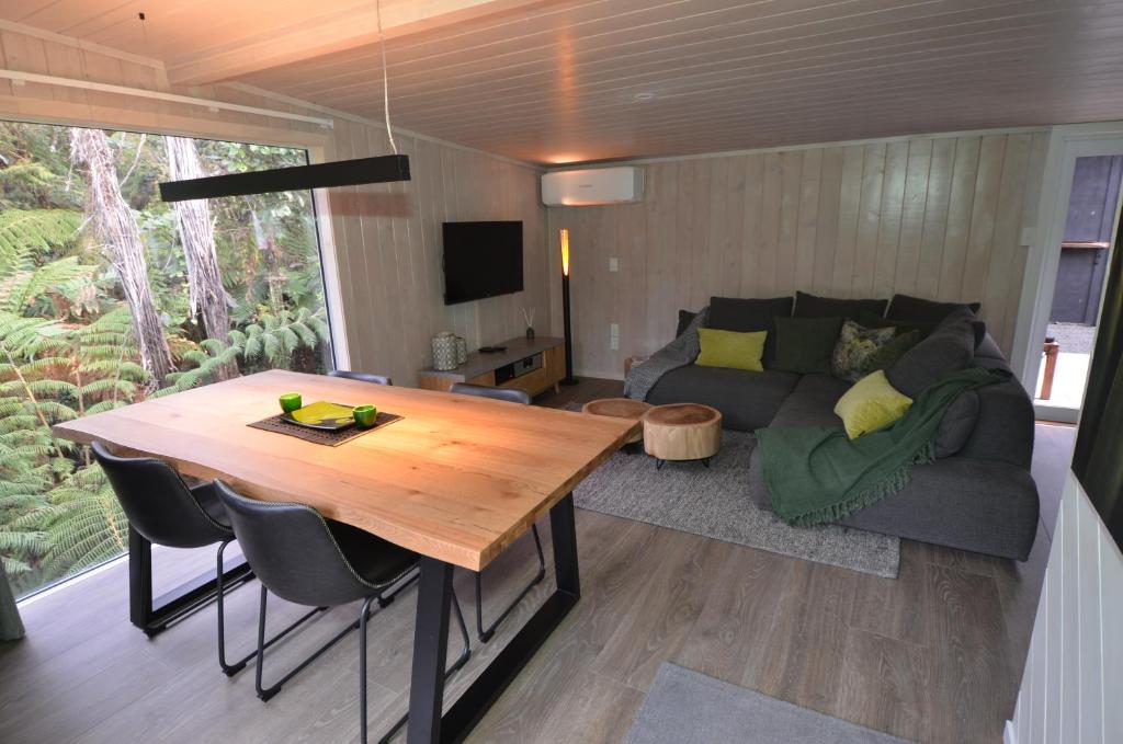 TV a/nebo společenská místnost v ubytování Wairua Lodge - Rainforest River Retreat