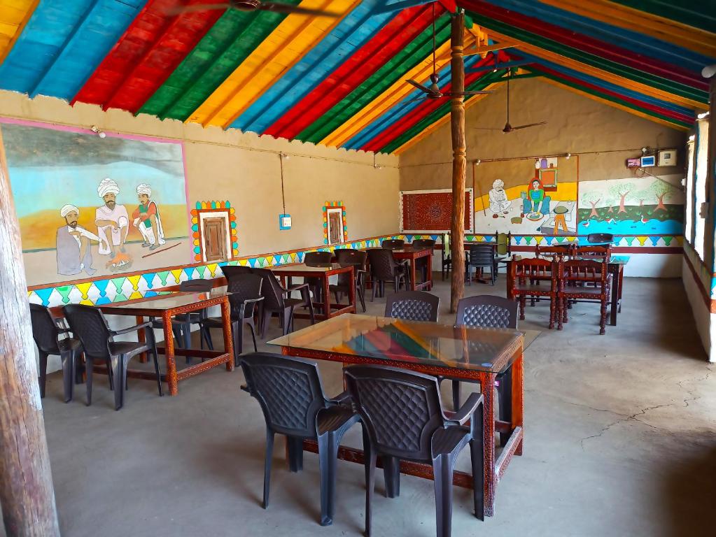 Restaurace v ubytování Kutir Craft Village Resort