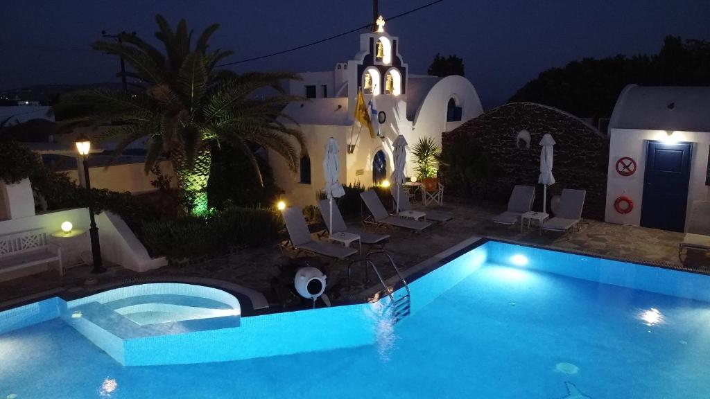 Bazén v ubytování Rodakas Hotel nebo v jeho okolí