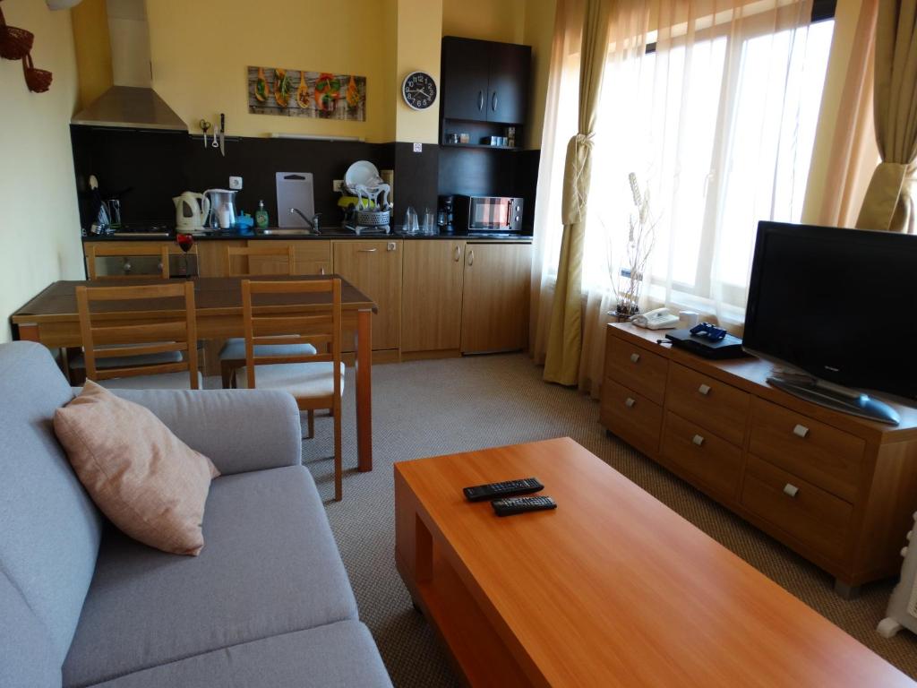 パンポロボにあるSnezhankaS Apartmentのリビングルーム(ソファ、テーブル付)