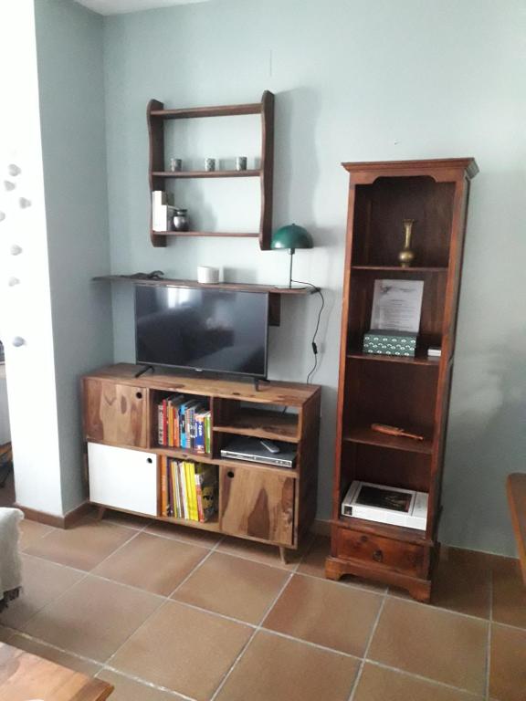 Televízia a/alebo spoločenská miestnosť v ubytovaní Piso Blanco
