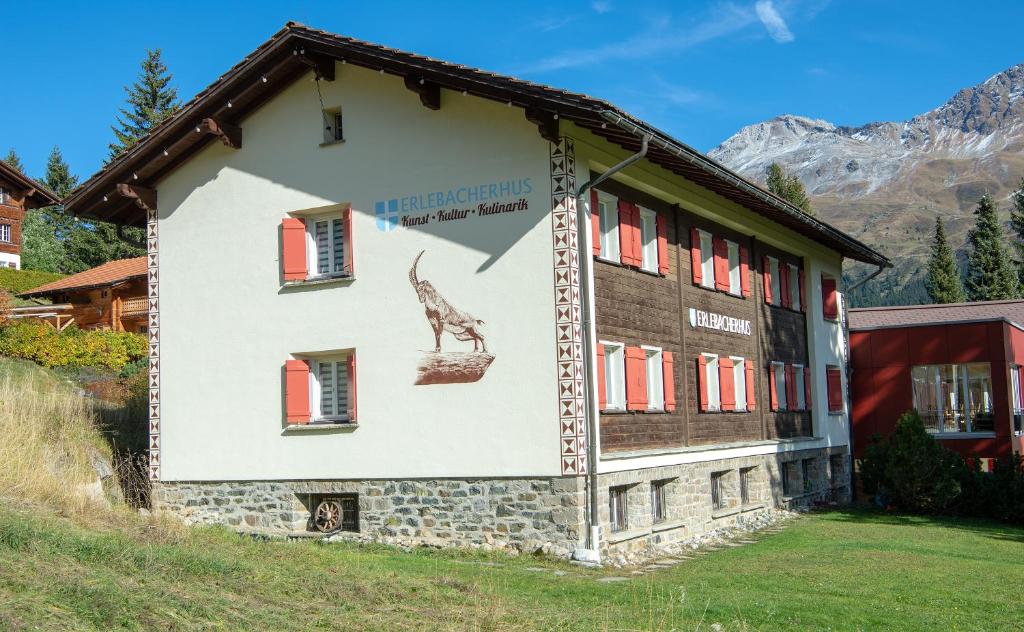 un bâtiment avec une photo d'une girafe sur lui dans l'établissement Erlebacherhus, à Lenzerheide