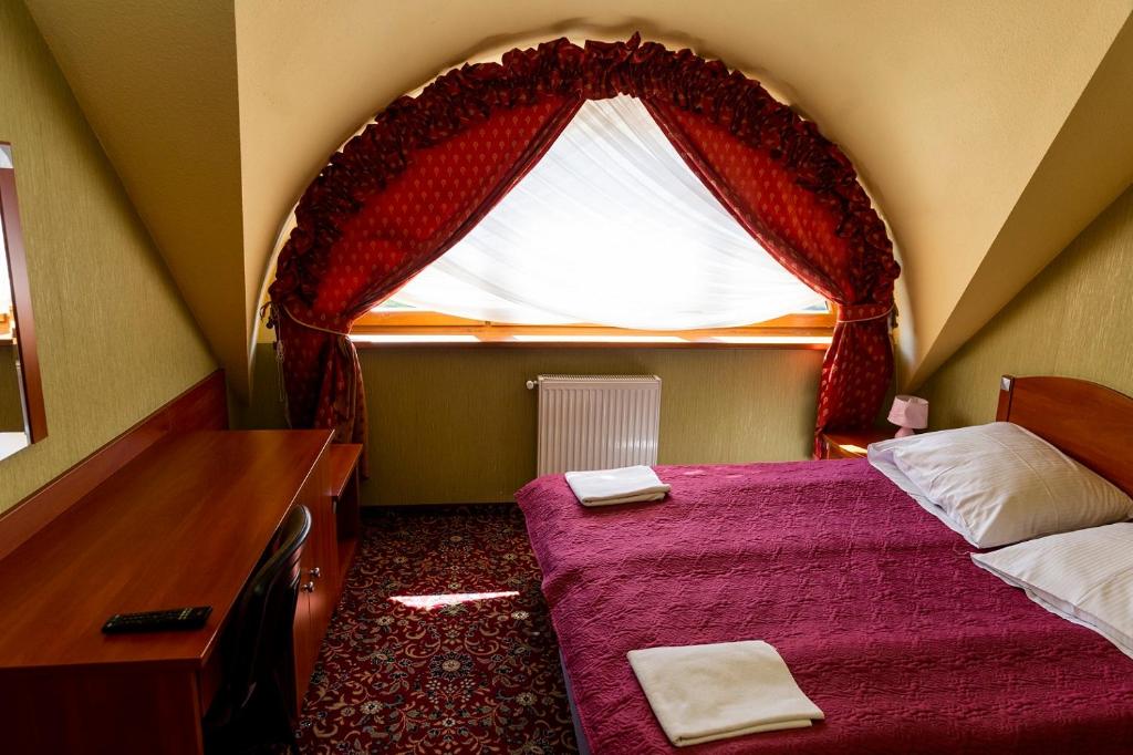 Posteľ alebo postele v izbe v ubytovaní Hotel Zajazd Celtycki