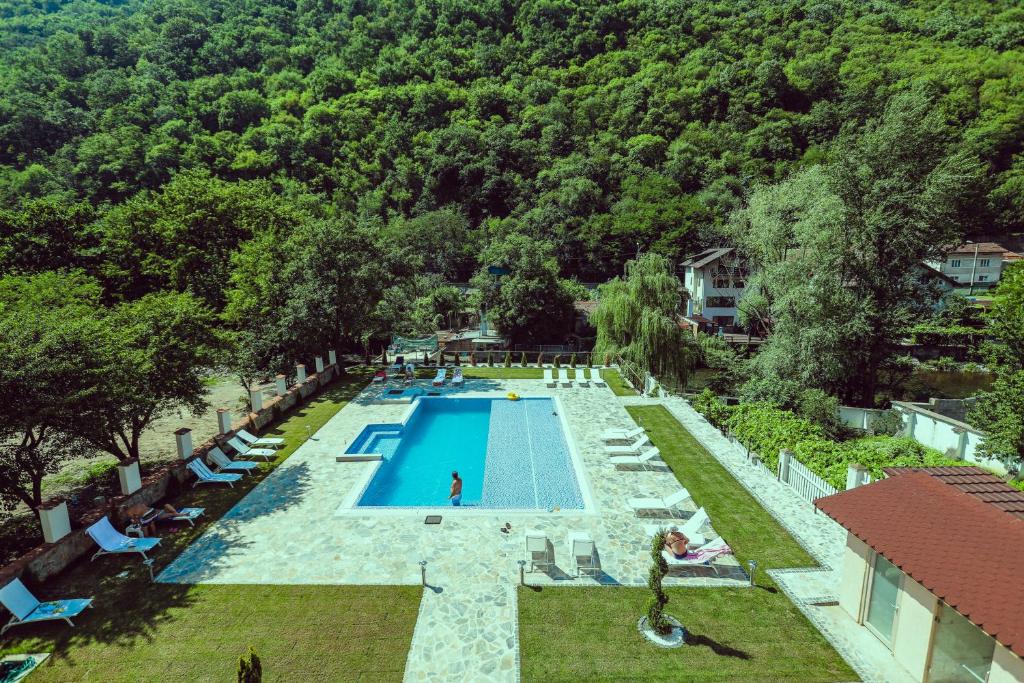 an overhead view of a swimming pool in a resort at Pensiunea JOJO Imperial Resort&Spa in Băile Herculane