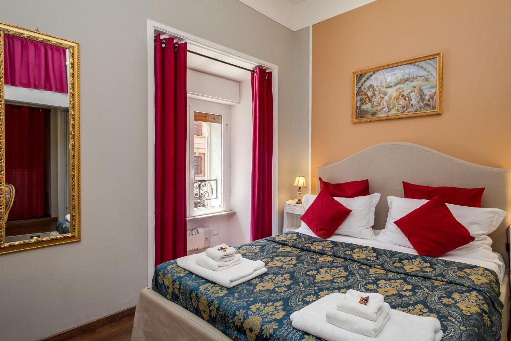 1 dormitorio con 1 cama con toallas en Raphael Rooms, en Roma