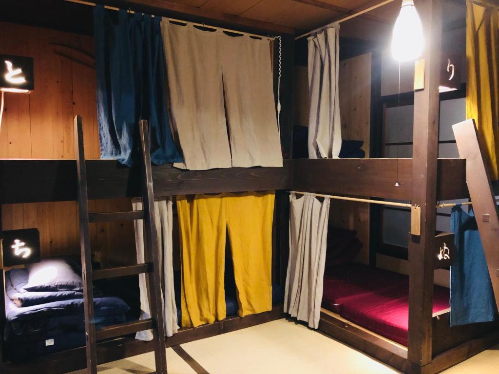 Palanda nebo palandy na pokoji v ubytování Onomichi Guest House Anago-no-Nedoko