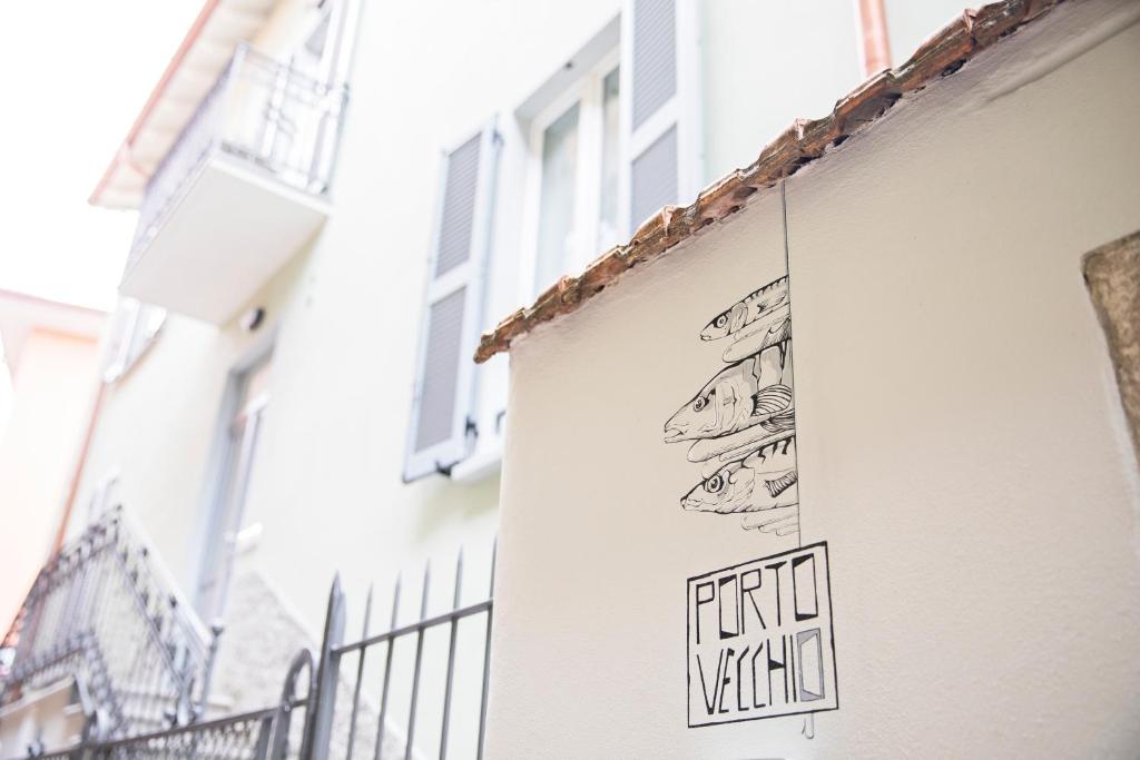 ein Schild an der Seite eines Gebäudes in der Unterkunft Residenza Porto Vecchio in Luino