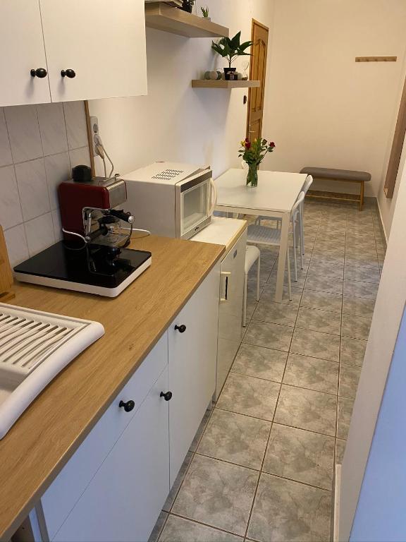 Kuchyň nebo kuchyňský kout v ubytování Babérsom apartman