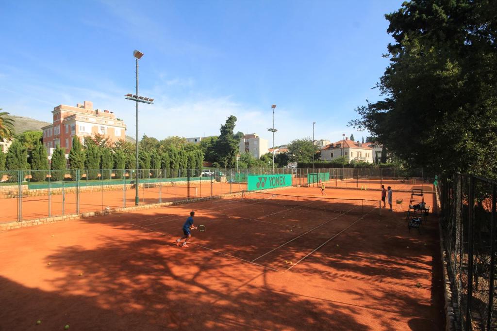 Tenis alebo squash v ubytovaní Guest House Vila Micika Dubrovnik alebo jeho okolí