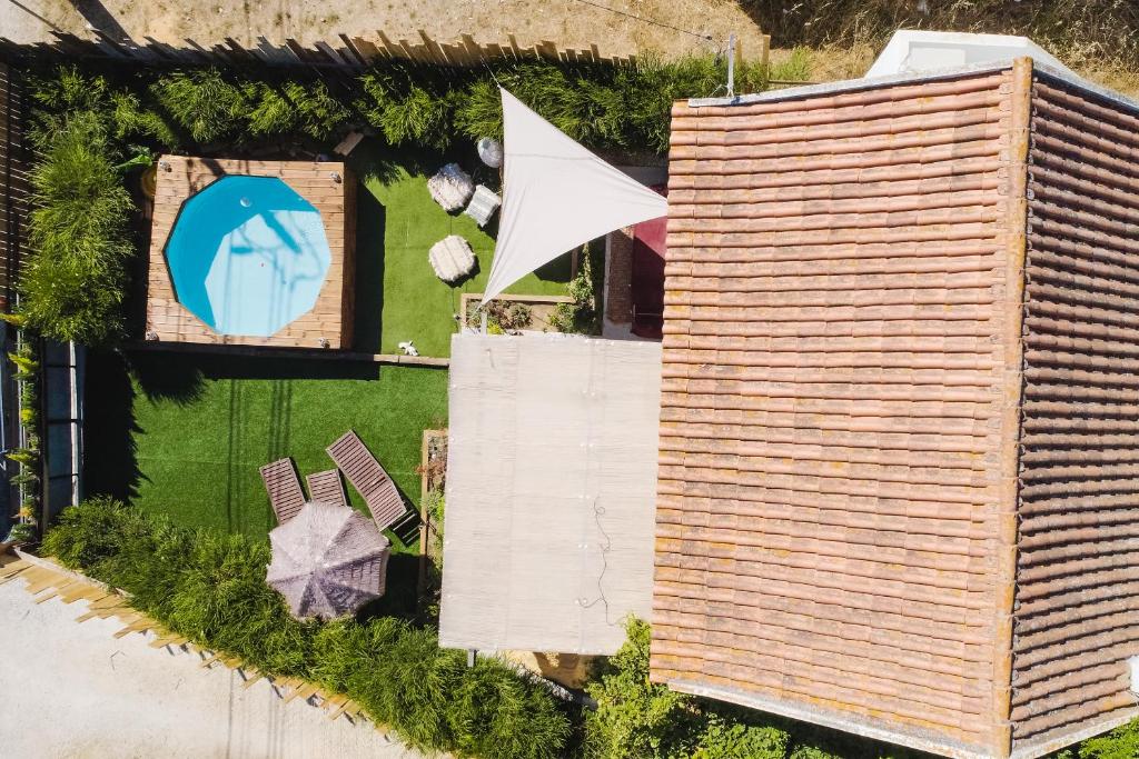 an overhead view of a building with a pool at Casa Do Ti Gil in Aldeia do Meco