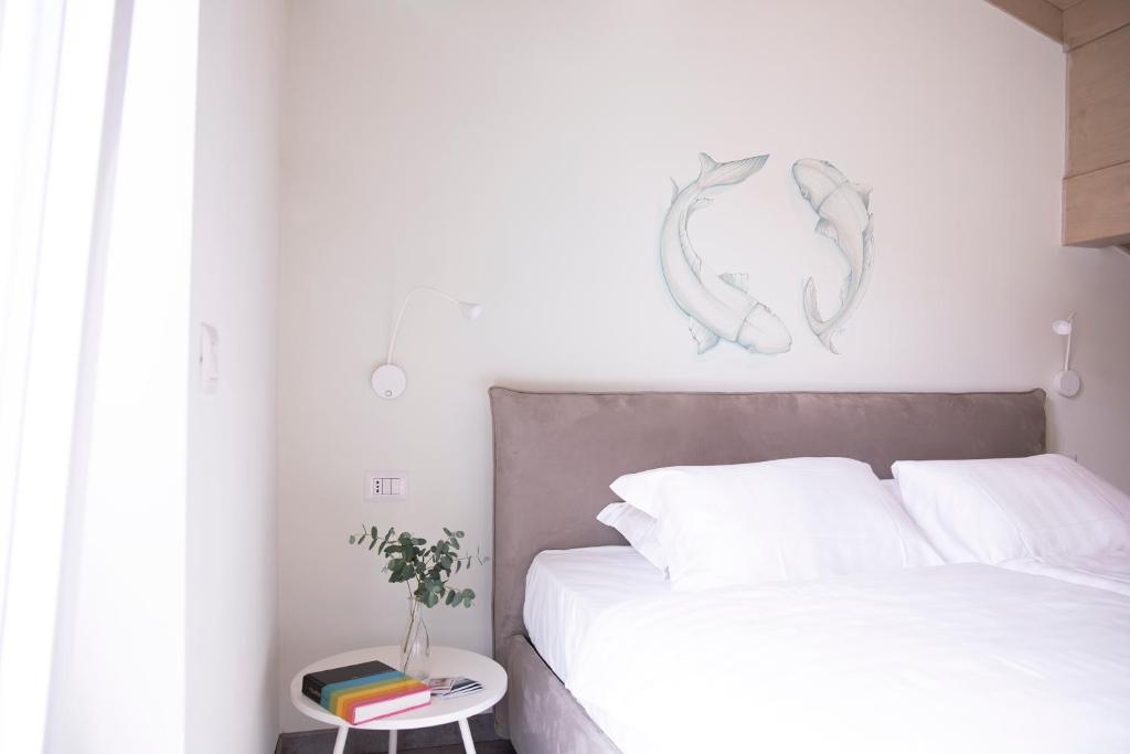 A bed or beds in a room at CHARMING MOMENT di Villa Porta - Residenza Porto Vecchio
