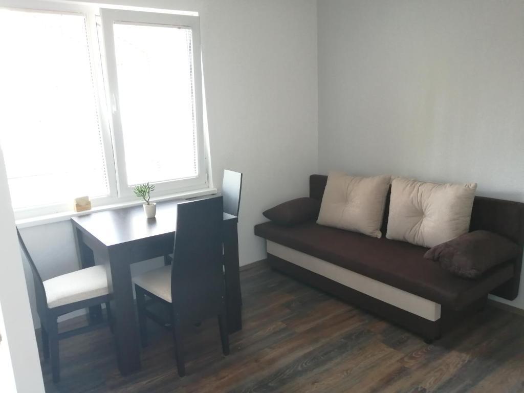 uma sala de estar com um sofá e uma mesa em Misko's Guest House em Skopje
