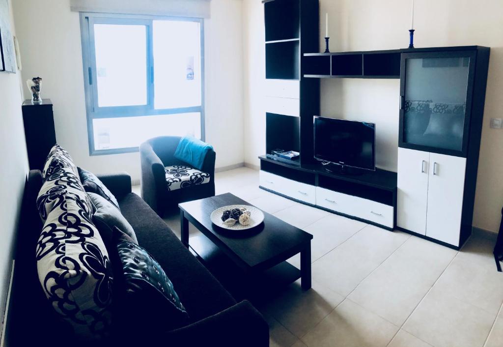 un soggiorno con divano e TV di Casa Abuela Pepa a Corralejo
