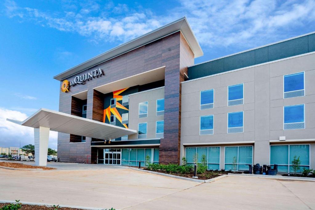 a rendering of a building with a zilker headquarters at La Quinta Inn & Suites Katy-Mills by Wyndham Katy in Katy