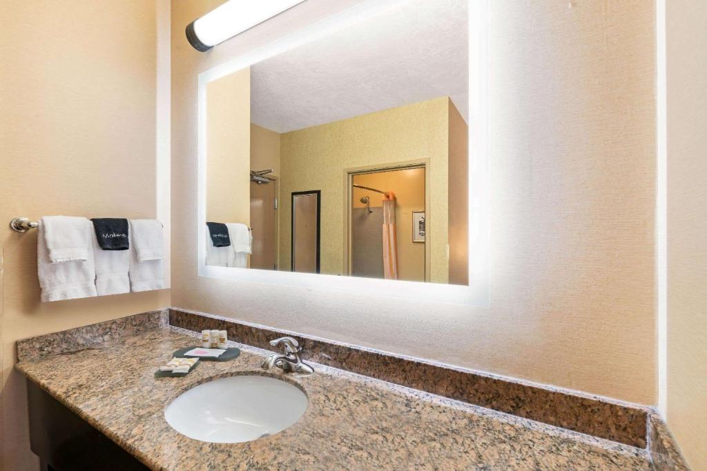 La Quinta by Wyndham Logan - Queen Room Met Twee Queensize Bedden - Niet -roken