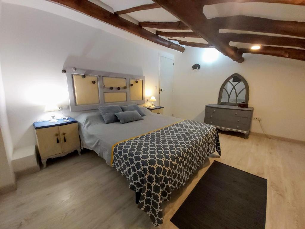 MunébregaにあるAlma Mudéjar Casa Ruralのベッドルーム1室(大型ベッド1台、ナイトスタンド2台付)