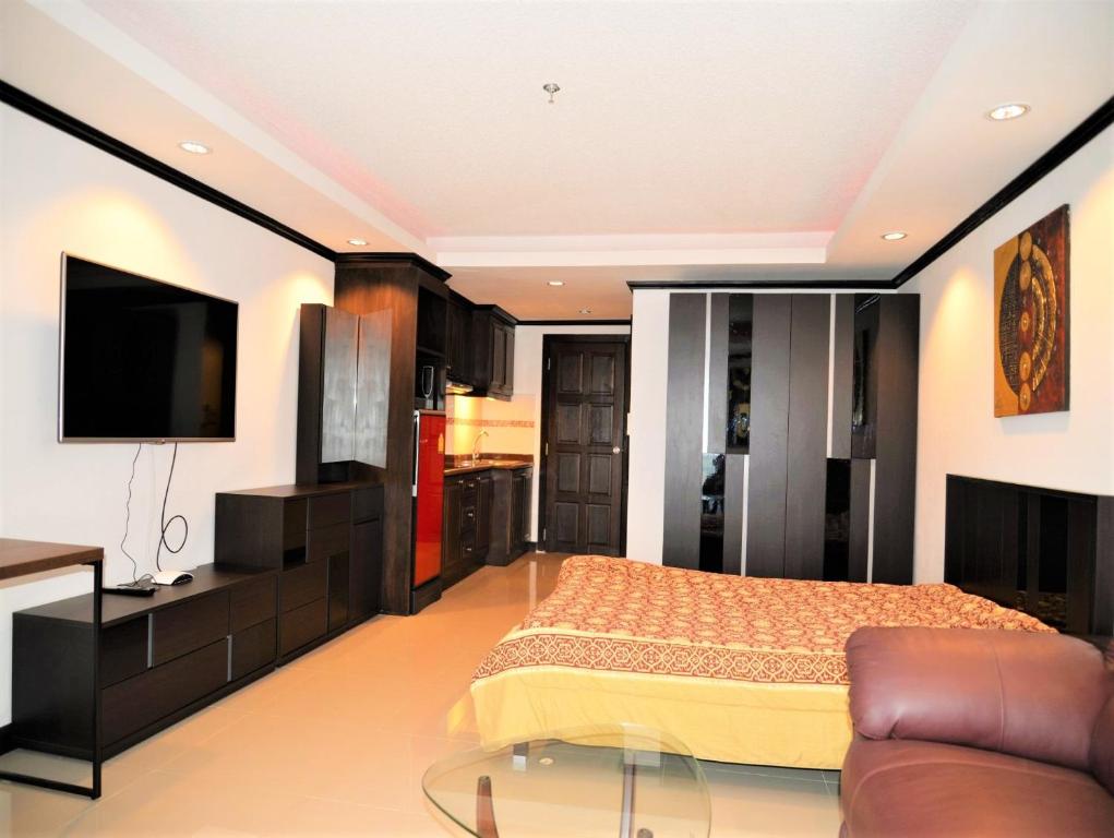 Postel nebo postele na pokoji v ubytování Angket condominium fully furnished 14th floor studio apartment