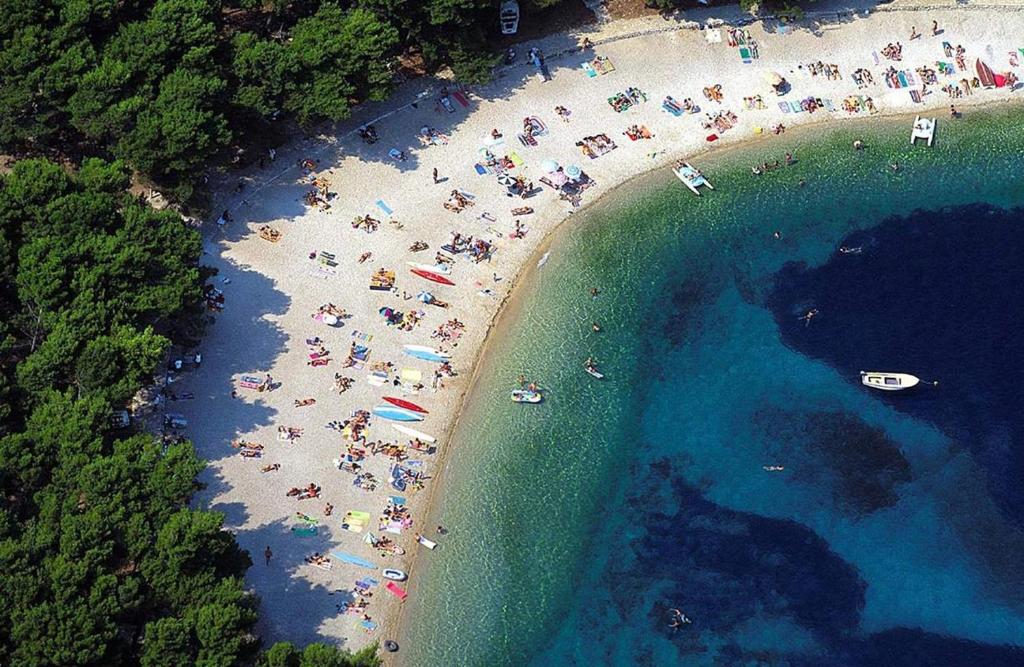 Una vista aérea de una playa con gente en el agua. en Apartman Pajo, en Primošten