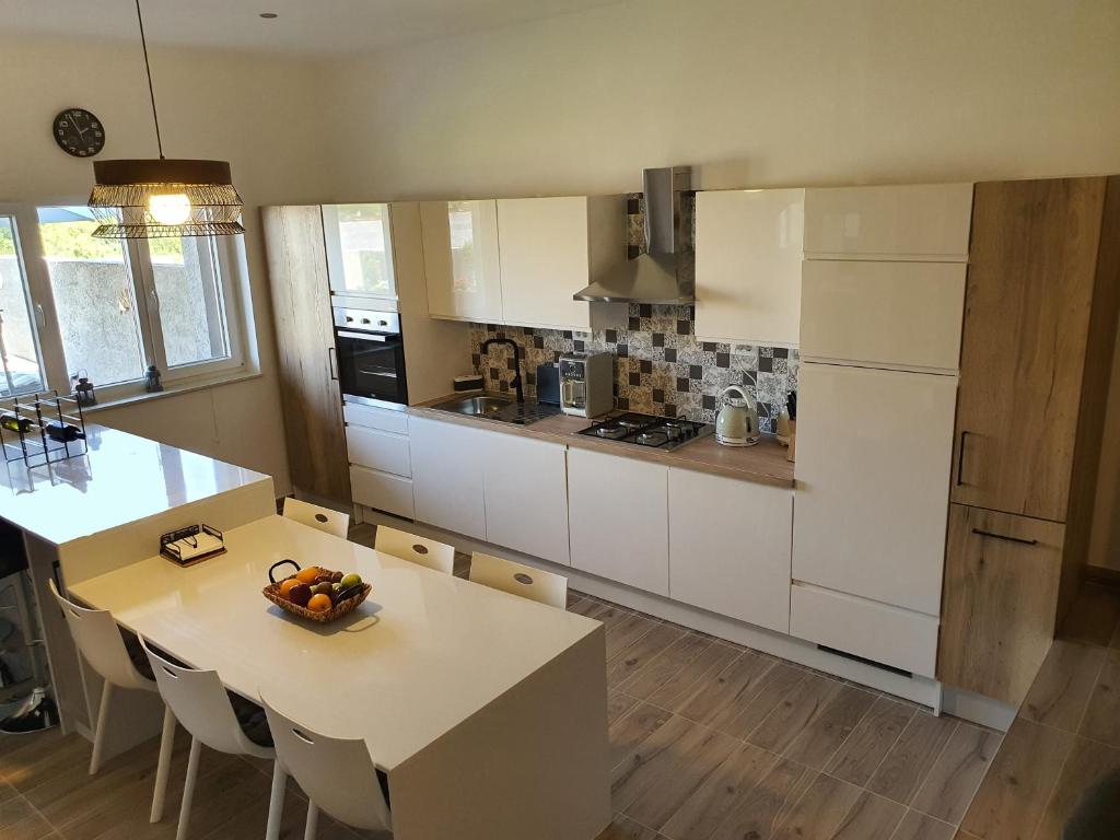 Kuchnia lub aneks kuchenny w obiekcie La Dolce Vita Apartment