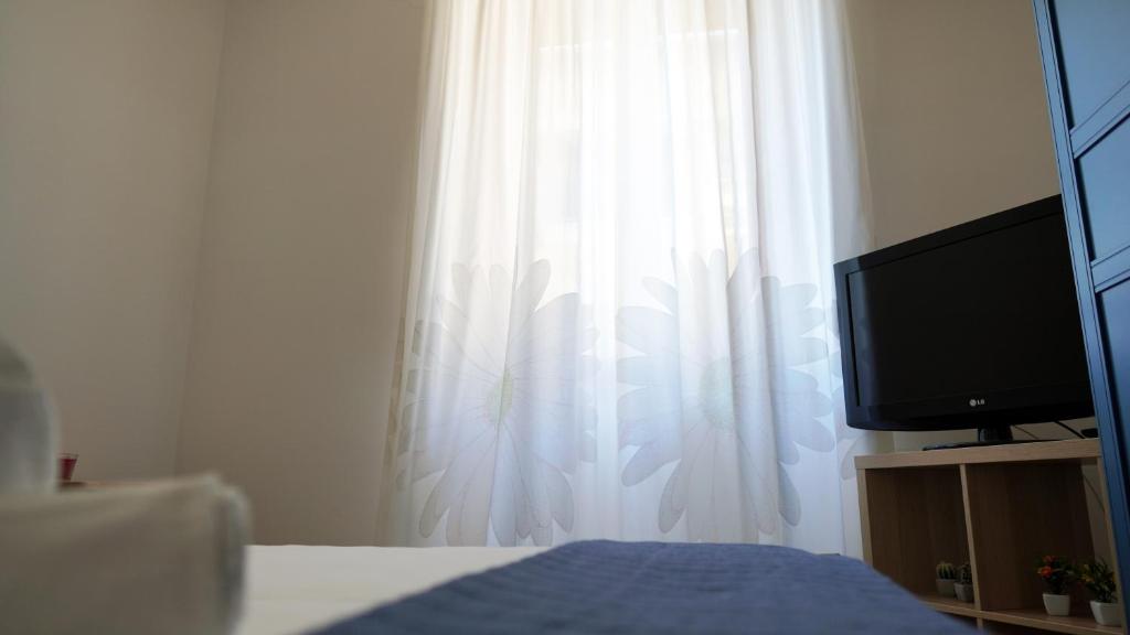 Televízia a/alebo spoločenská miestnosť v ubytovaní B&B La Veranda