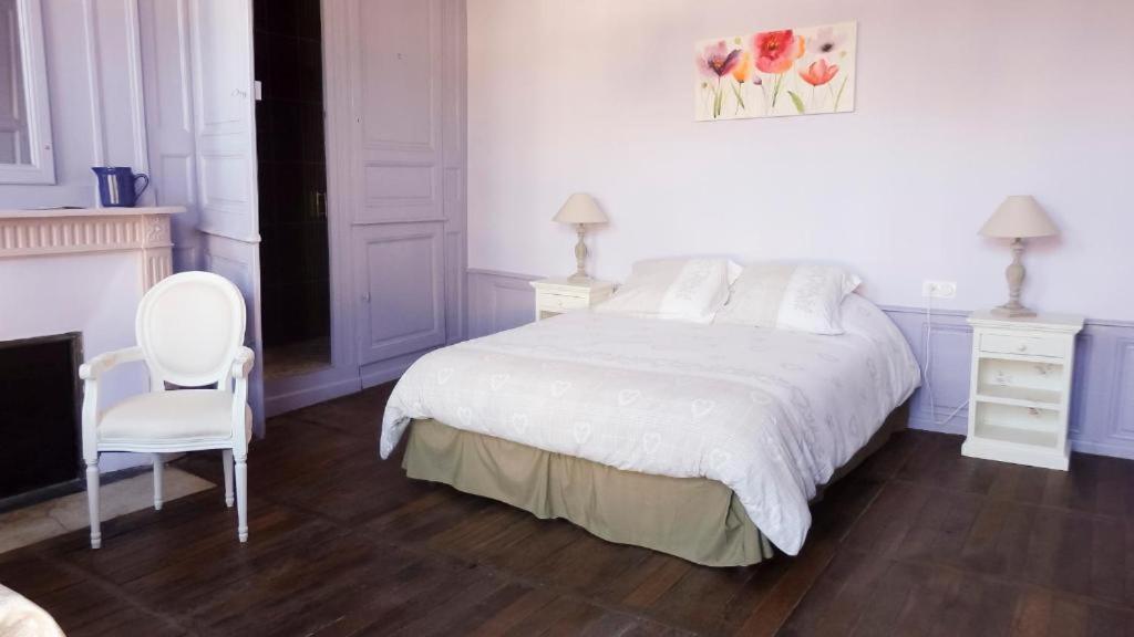 1 dormitorio con 1 cama blanca y 1 silla blanca en Le Pan de Bois, en Bar-sur-Seine