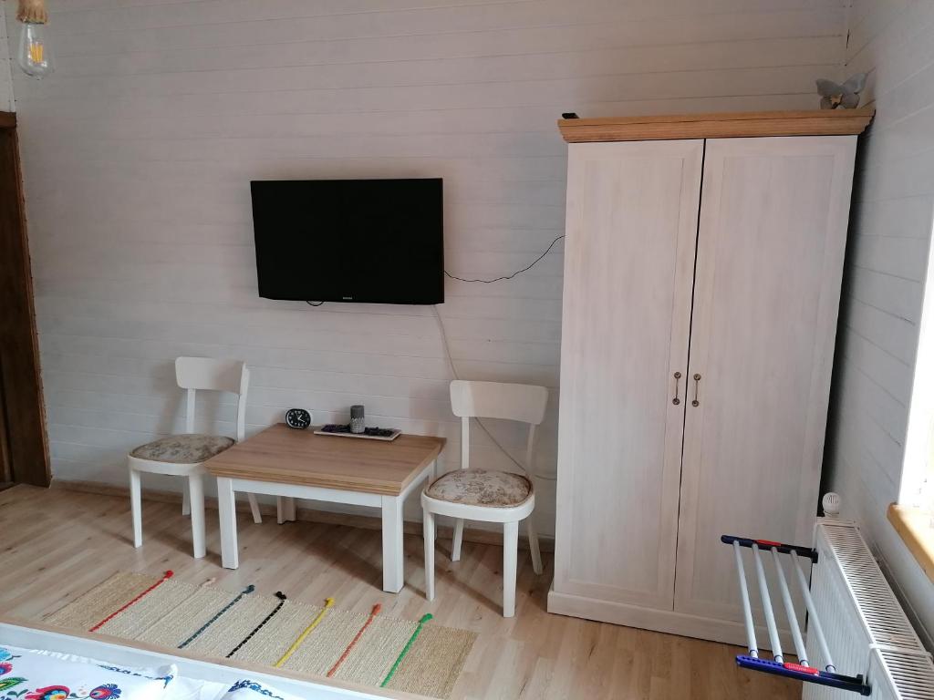 Televízia a/alebo spoločenská miestnosť v ubytovaní Apartmán Trstinka
