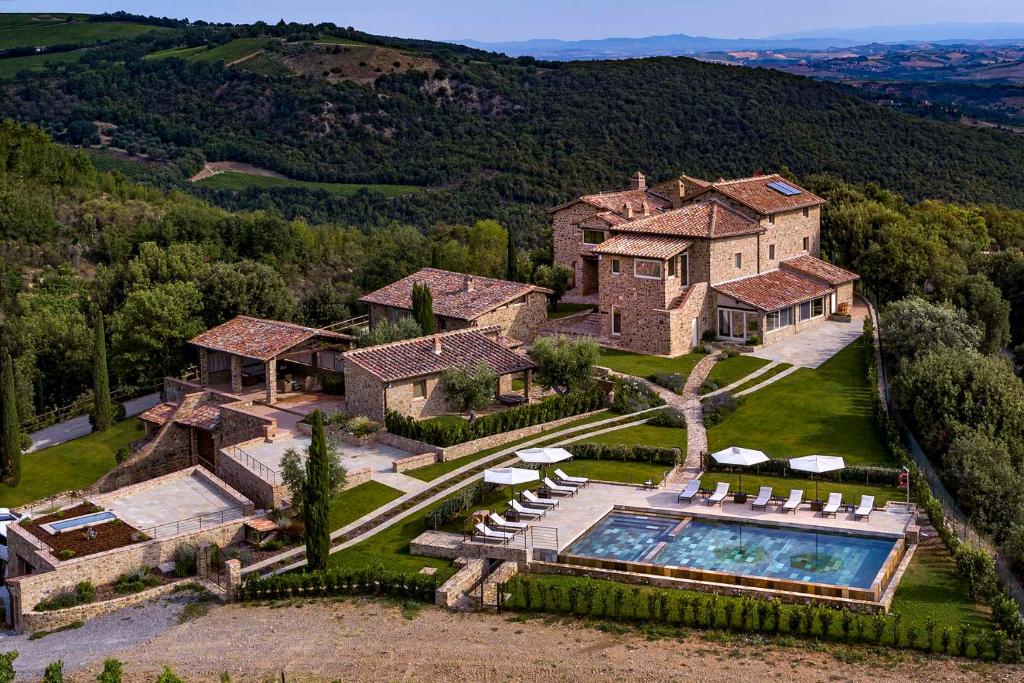 - une vue aérienne sur une maison avec une piscine dans l'établissement Mastrojanni Relais, à Montalcino