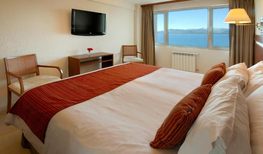 Postel nebo postele na pokoji v ubytování Hotel Tirol