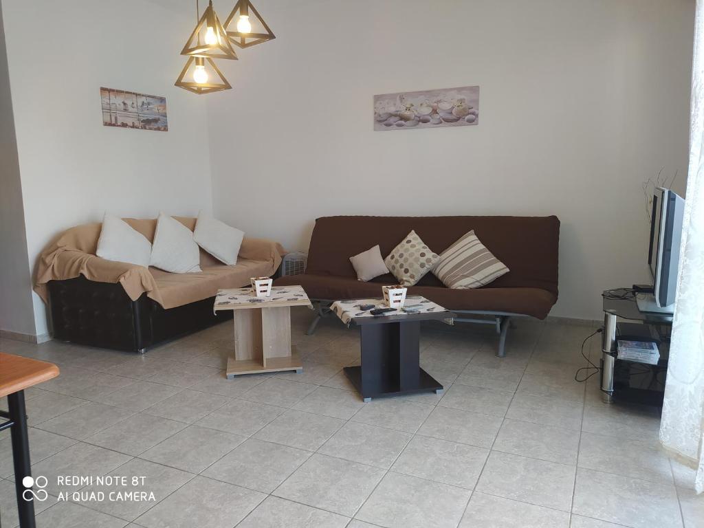 A seating area at SEA AND SKY APARTMENT