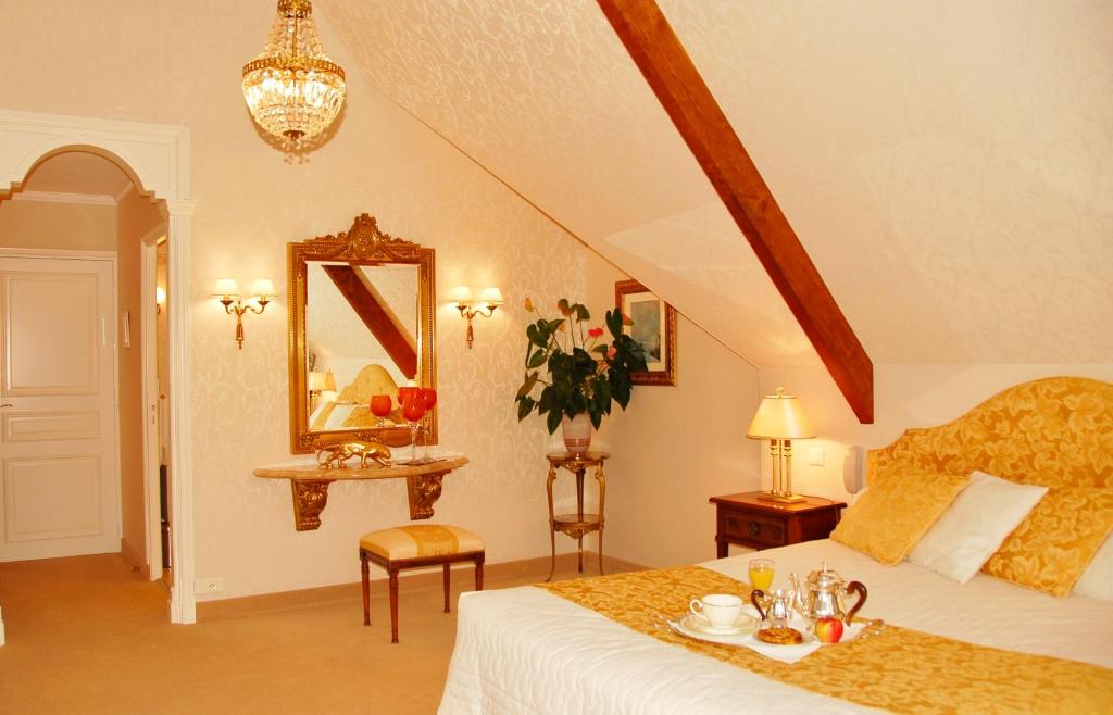 Postel nebo postele na pokoji v ubytování Manoir De Kertalg