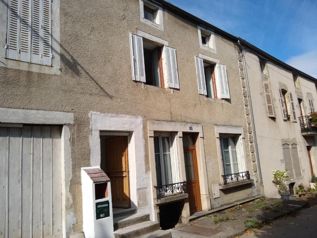 un edificio con ventanas y una caja de pago delante de él en LE GRAND CARNOT en Nolay