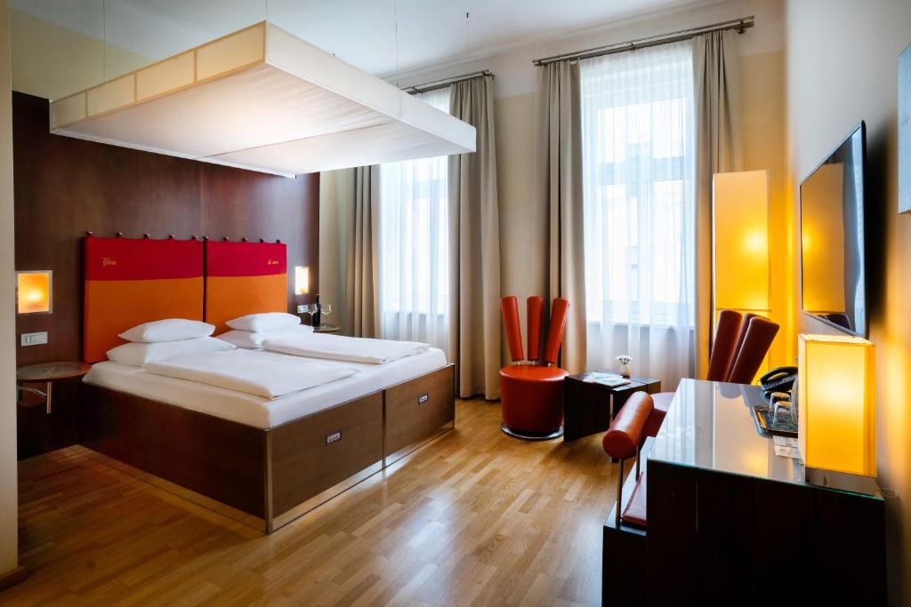 A bed or beds in a room at Hotel Rathaus - Wein & Design