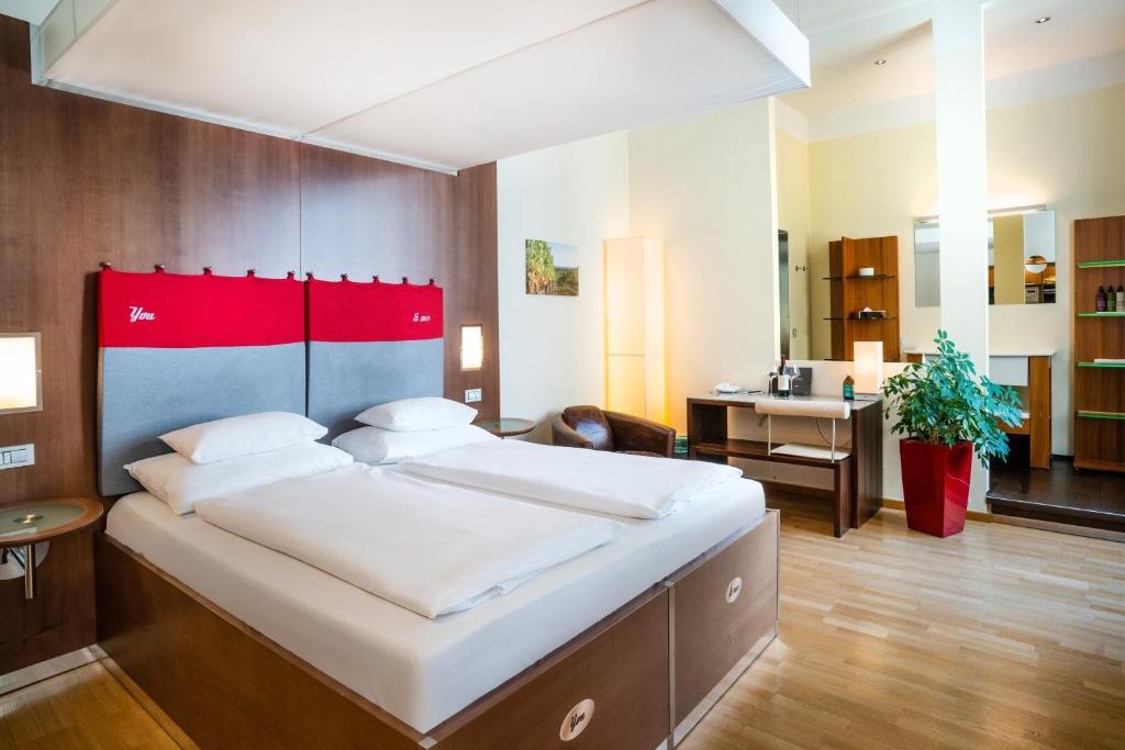 A bed or beds in a room at Hotel Rathaus - Wein & Design