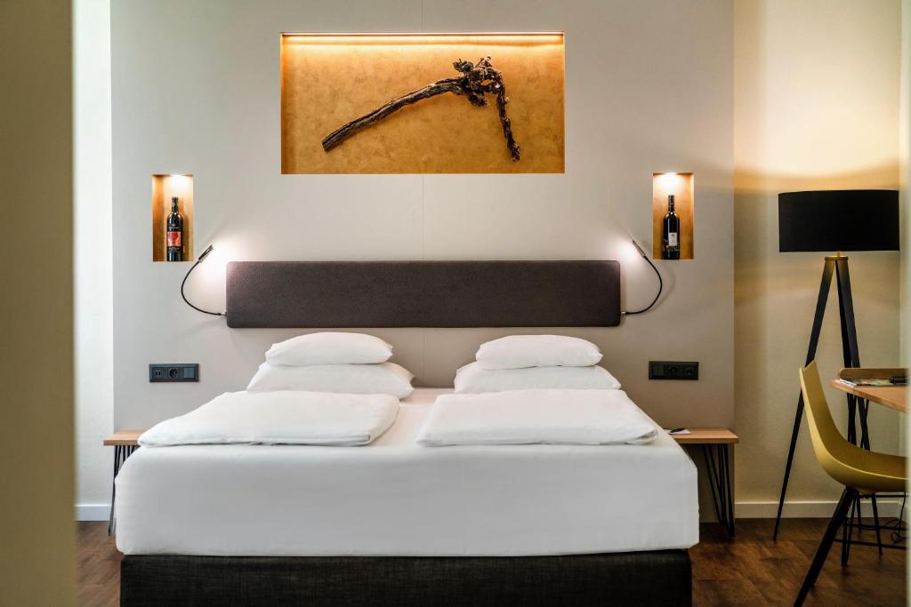 A bed or beds in a room at Hotel Rathaus - Wein & Design