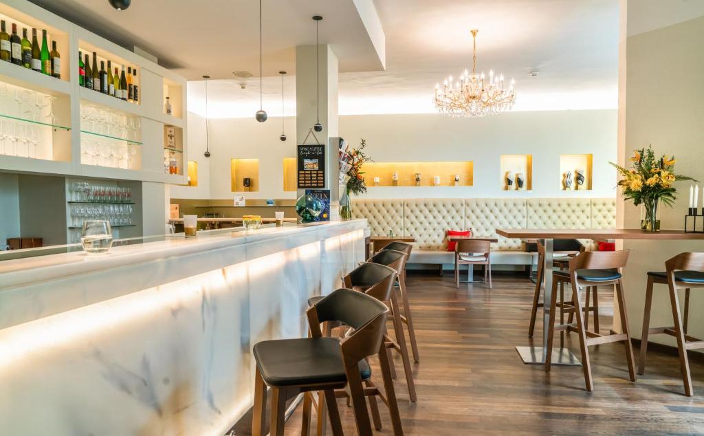 A restaurant or other place to eat at Hotel Rathaus - Wein & Design